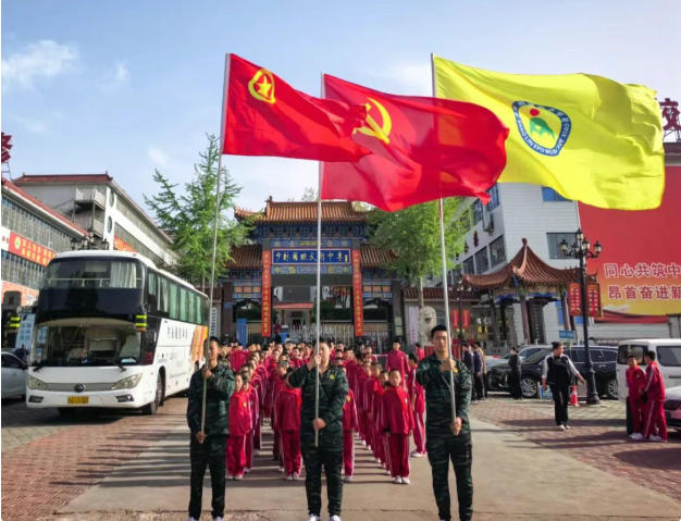清明祭英烈 薪火永相传——鹅坡武校开展烈士陵园祭扫活动
