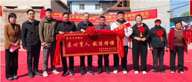 “鹅坡荣耀 星耀家校”送奖到家活动，走进濮阳市清丰县