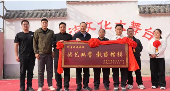 “鹅坡荣耀 星耀家校”送奖到家活动，走进濮阳市经济技术开发区王助镇