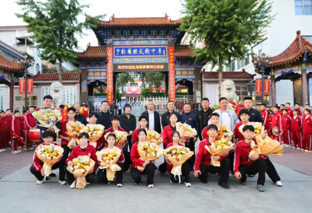 锣鼓震天，雄狮欢腾，鹅坡健儿，载誉归来！