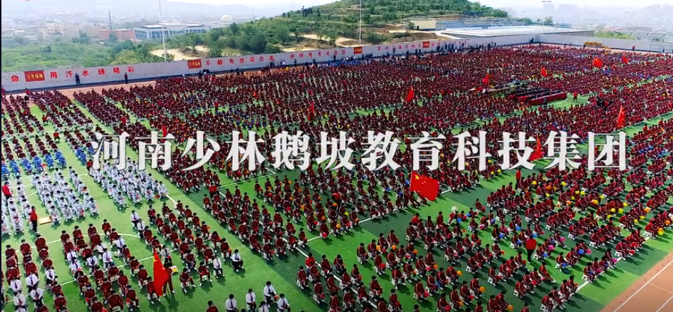 凤凰新闻报道鹅坡中专举办的“五四爱国歌咏比