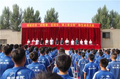 鹅坡中专表彰优秀师生，创办人为