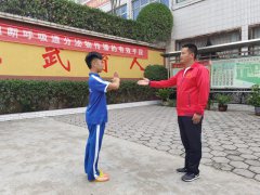 用一个“抱拳礼”，表达学生深深