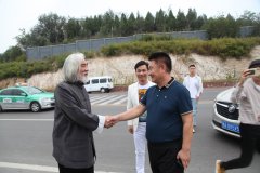 著名导演张纪中莅临鹅坡中专参观